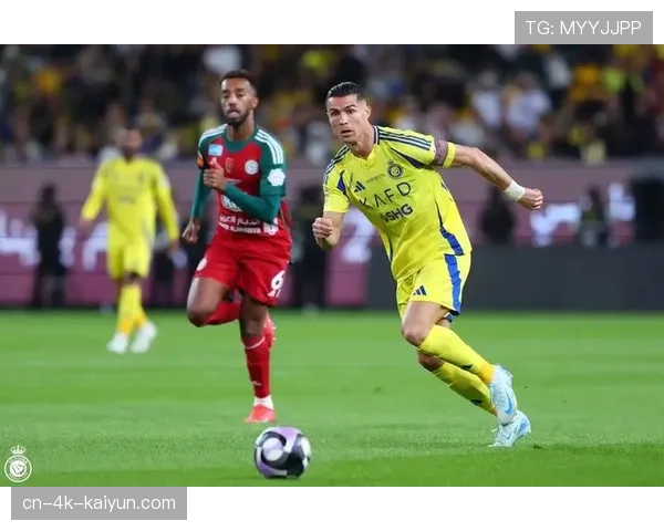 替补席上的C罗：在利雅得胜利关键战中担任替补时的专注神情